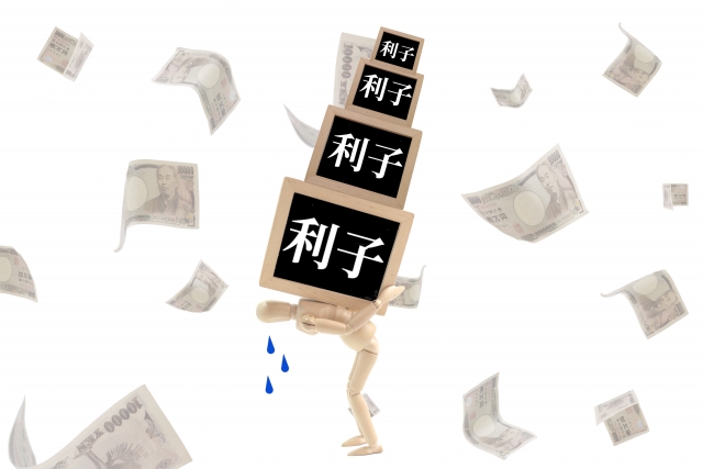 お金を手に頭を抱える。多治見市で弁護士や司法書士に債務整理の無料相談をする